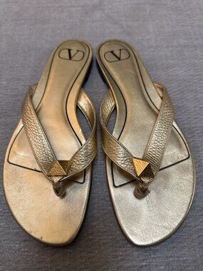 Valentino Garavani Roman Stud Flat Thong Sandals Gold Metallic Leather 38